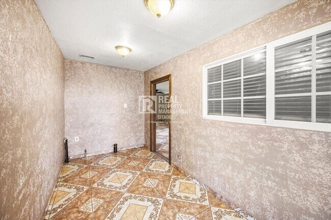 Building Photo - 16653 Mallory Dr