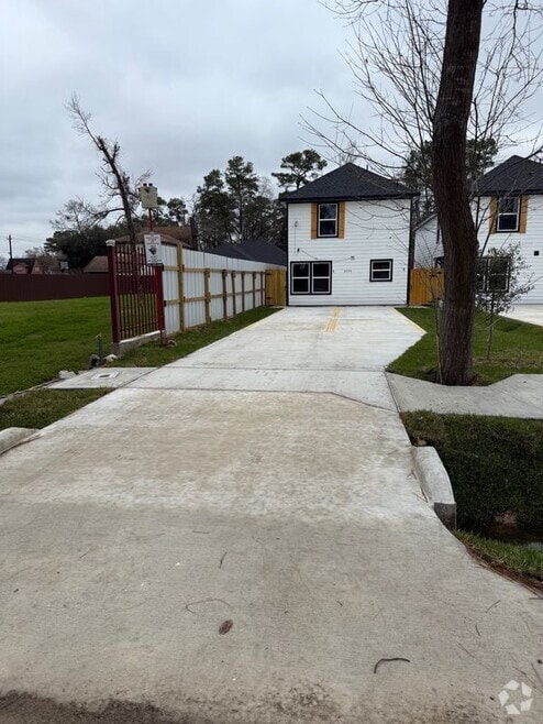 Building Photo - 8224 Bigwood St