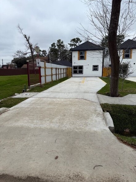 Primary Photo - 8224 Bigwood St