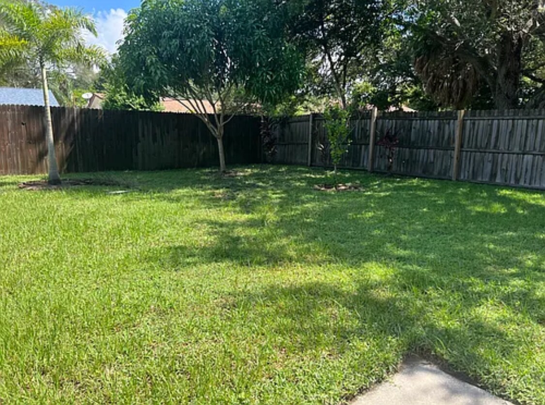Building Photo - 1618 Amberglen Dr