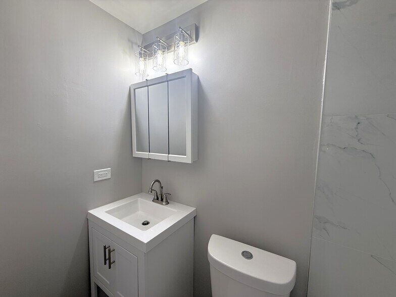 Building Photo - 3575 W Dickens Ave