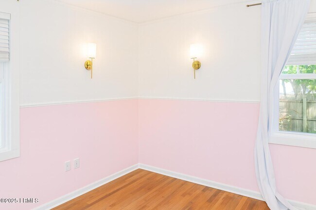 Building Photo - 174 James St