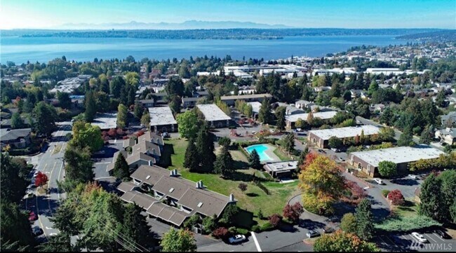Close to Kirkland waterfront - 11010 NE 68th St