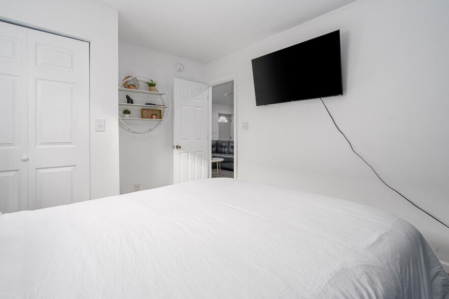 Building Photo - 2549 Columbia Ave