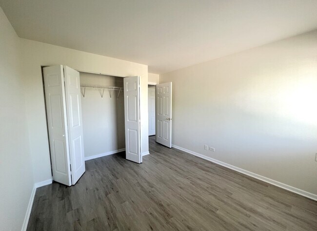 Building Photo - 960 N Lakeside Dr