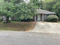 Building Photo - Updated Duplex In the heart of Niceville!