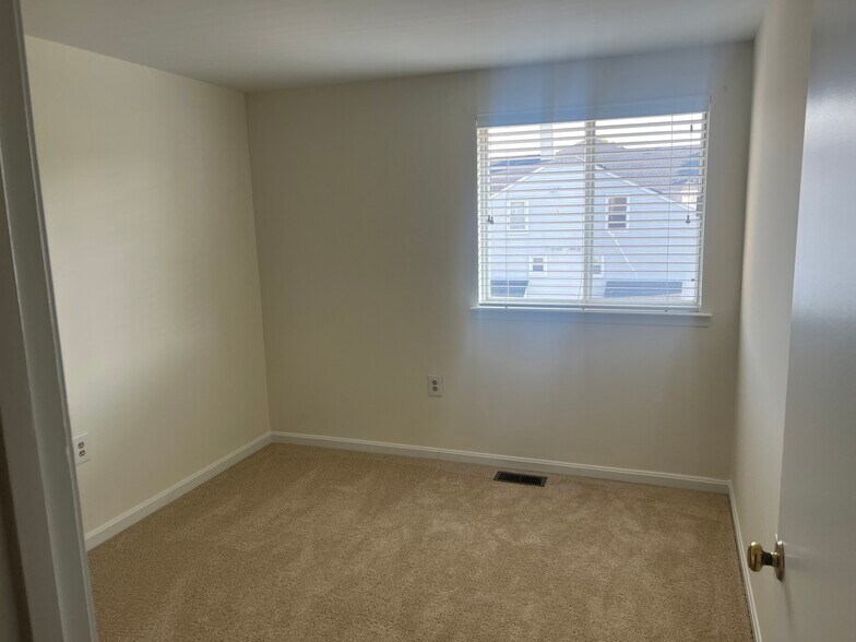 First bedroom on second floor - 4351 Pembrook Village Dr