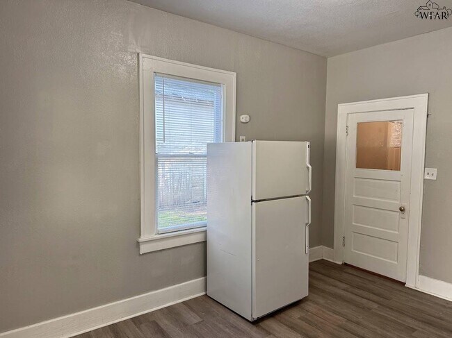 Building Photo - 1916 7th St