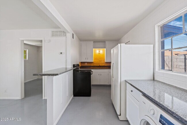 Building Photo - 1102 S Stratton Ln