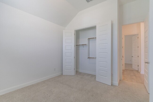 Building Photo - 124 Shagbark Trl