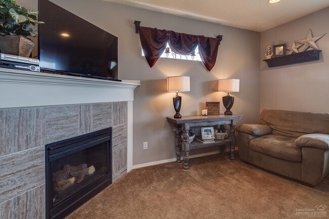 Building Photo - Move in ready home located on the SW side ...
