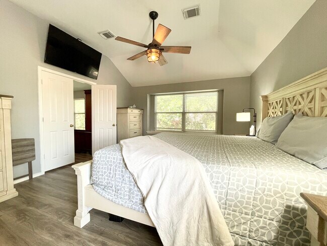 Upstairs Large Main Bedroom - 11519 Brae Hill