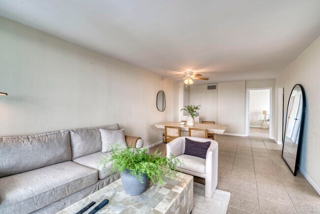 Building Photo - 525 N Ocean Blvd