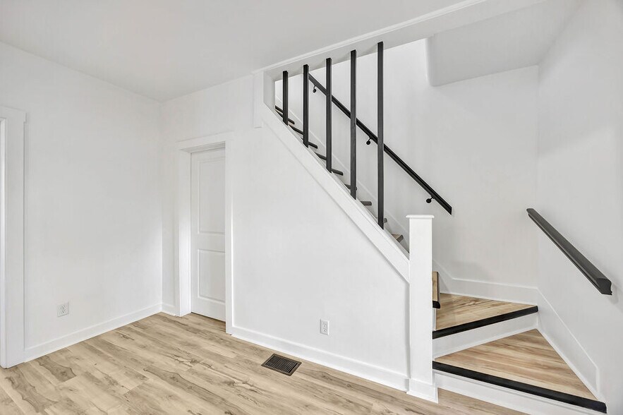 Building Photo - 2022 Central Ave