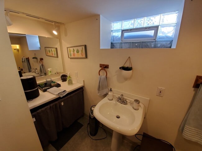 Building Photo - Cute 2 bedroom cape cod