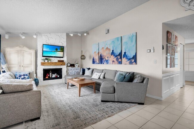 Building Photo - 7515 San Mateo Dr E
