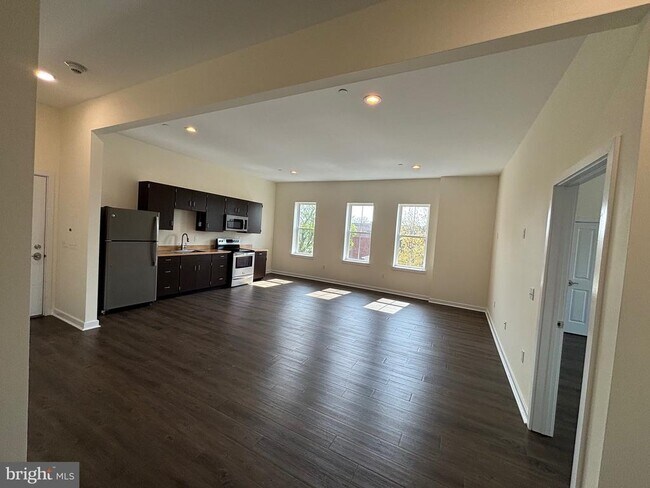 Building Photo - 320 Main St