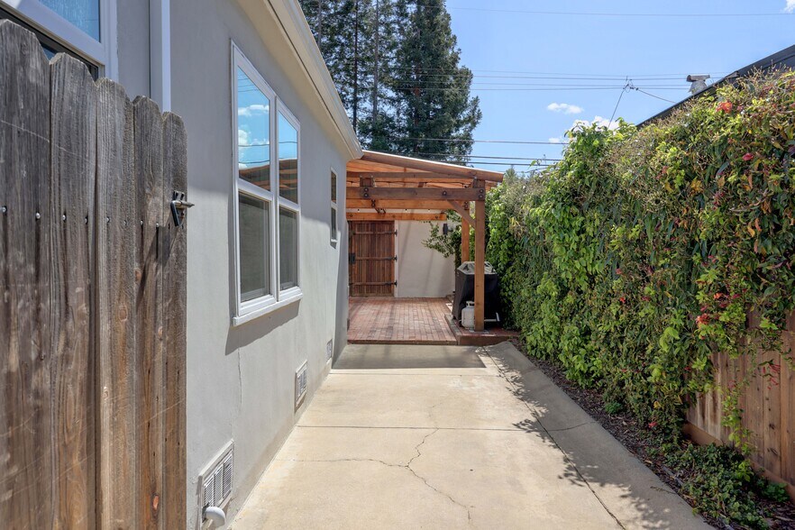 Building Photo - 4900 8th Ave