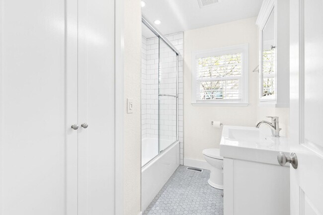 Building Photo - Charming & Spacious Single Family Home