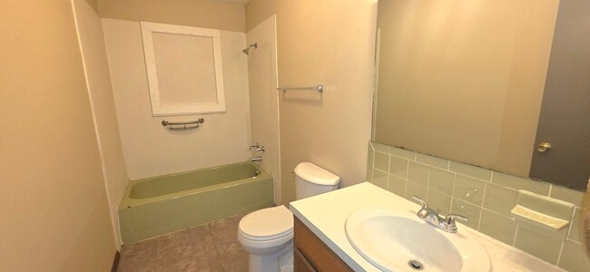 Building Photo - 2 BR 1 BA brick duplex, close to Missouri ...