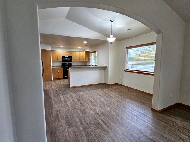 Building Photo - Open, One-Level Living- 4 Bedroom, 2.5 Bath Richland Home with Spacious Backyard