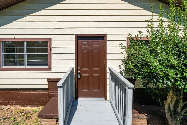 Building Photo - Plenty of Space Inside & Out – 4BR/2BA in ...