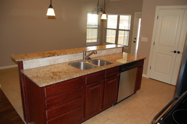 Building Photo - Adorable 3 Bedroom w/ Excellent Location!