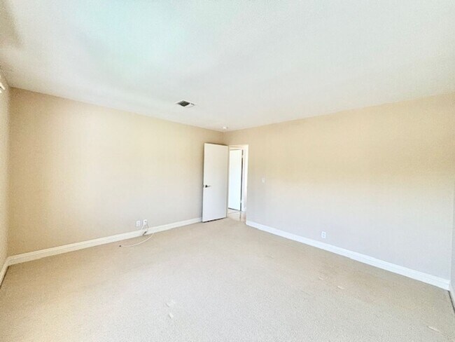 Building Photo - 2204 Kingsbridge Ln