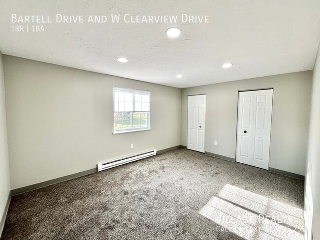 Building Photo - 51 W Clearview Dr