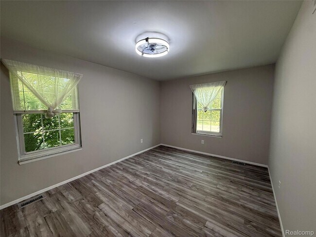 Building Photo - 15895 Cambridge Dr