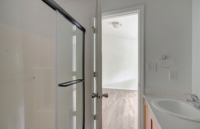 Building Photo - Charming 3bd, 2ba townhome in Bagley Downs...
