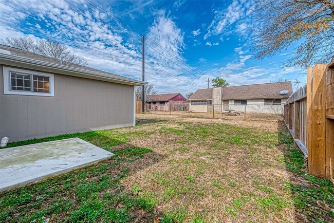 Building Photo - 8619 Valley Meadow Dr