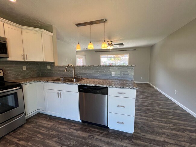 Building Photo - 2128 Virginia Dr
