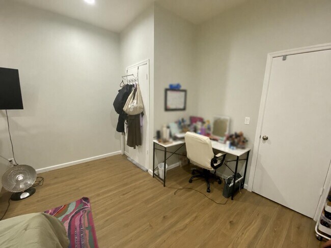 Building Photo - 517 74th St