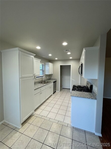 Building Photo - 8905 E 92nd Ct