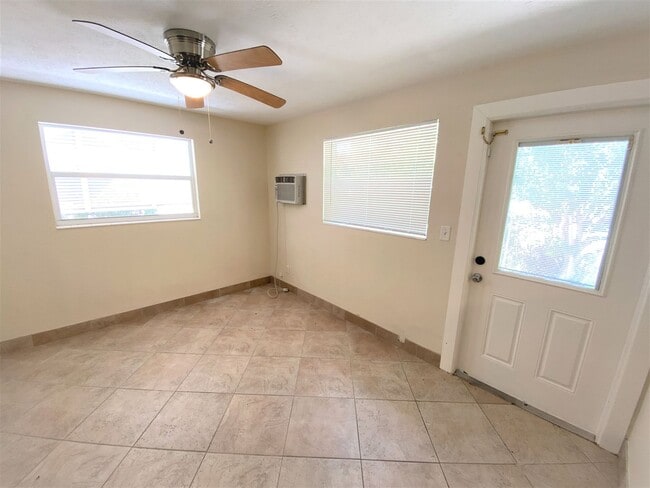 Building Photo - ** SOUTH NAPLES ** 4 BED / 3.5 BATH - POOL HOME - NO HOA! - PET OK - ANNUAL RENTAL