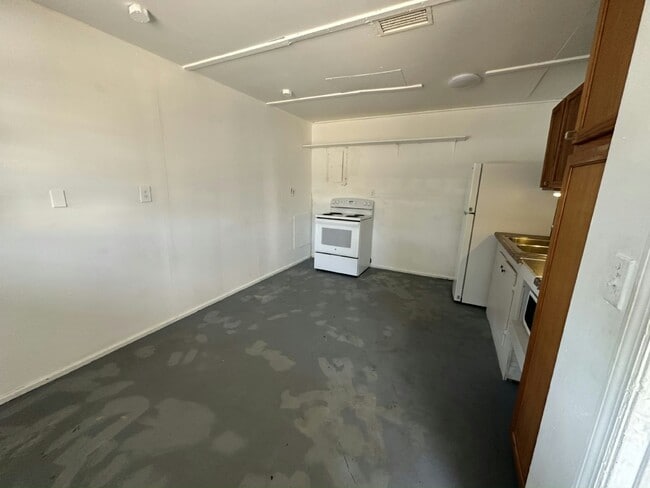 Building Photo - 14035 W River Rd