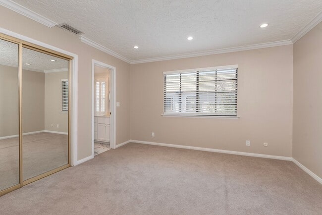 Building Photo - Updated private 2 bedroom/2.5 townhouse in...