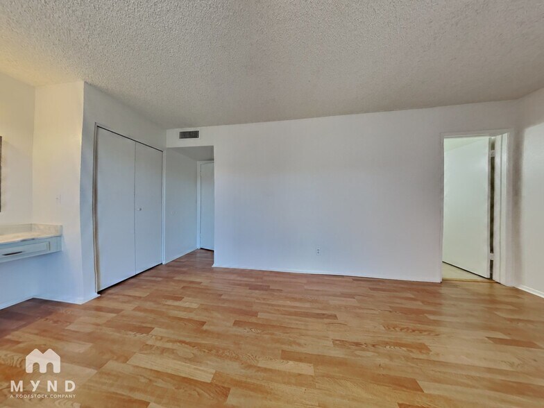 Building Photo - 4305 W Solano Dr N