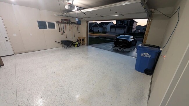 Building Photo - Furnished Queen Room with Closet & Private Bath