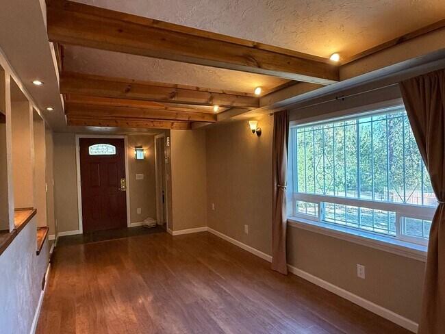 Building Photo - Beautiful 1 bed 1 bath home close to Spoka...