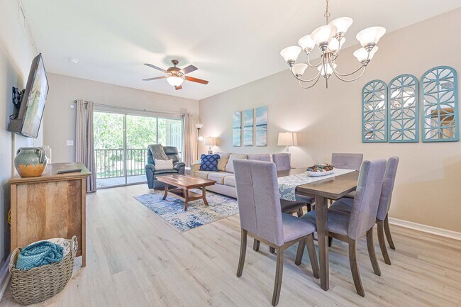 Building Photo - **Annual Lease -  Naples 2/2Furnished Cond...