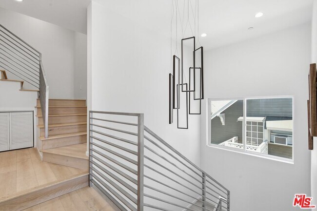 Building Photo - 2311 Cove Ave