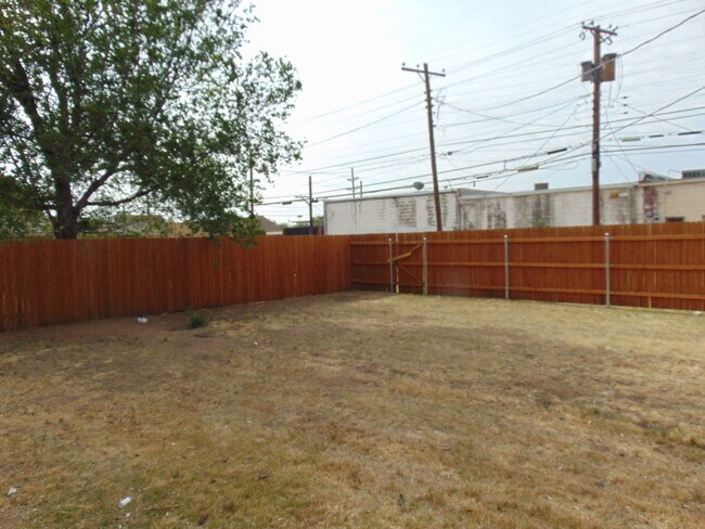 Building Photo - PRE-LEASE NOW! AVAILABLE 6/13/25-2605 33rd...