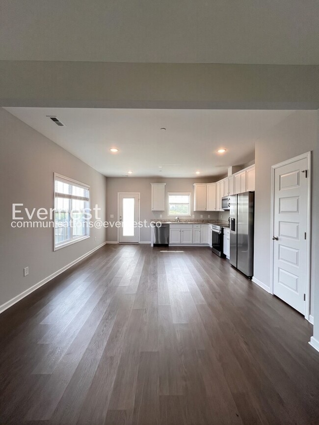 Building Photo - Limited Time Special Offer / 4 Bed, 2 Bath Home with and Garage / Pet-Friendly / Vouchers Accepte...