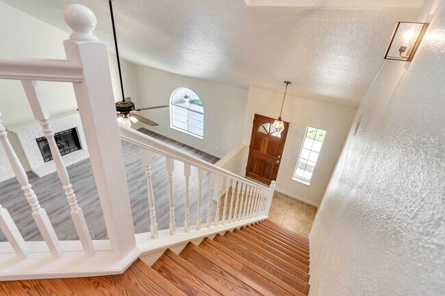 Building Photo - BEAUTIFUL 4 BEDROOM HOME WITH SWIMMING POOL!