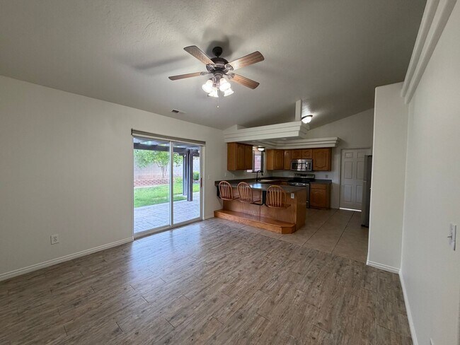 Building Photo - SPACIOUS HOME FOR RENT!