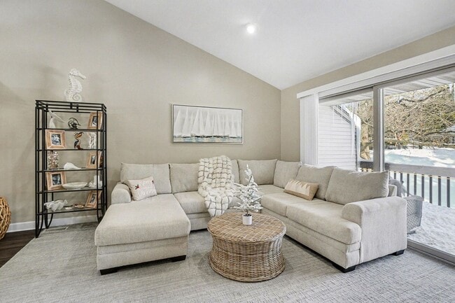 Building Photo - 2 BED 2 BATH CONDO NEAR BEACH