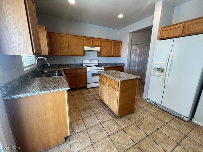 Building Photo - 5094 1st Sun St
