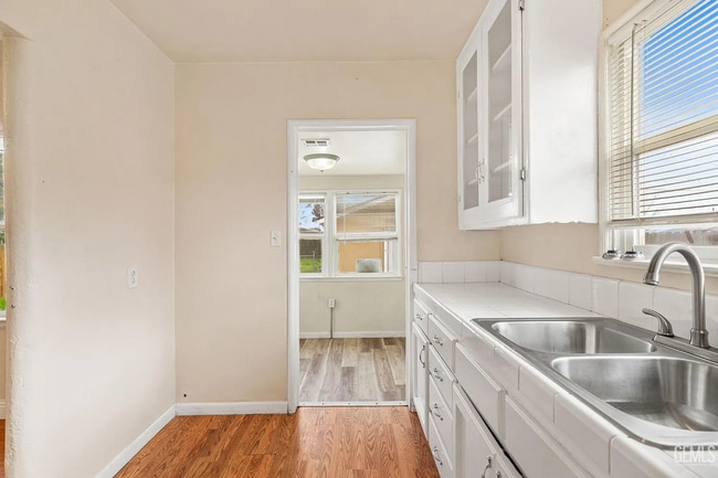 Building Photo - Cute 2+1